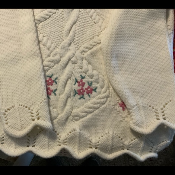 Women’s Sweater in Great condition and design. - Picture 2 of 6